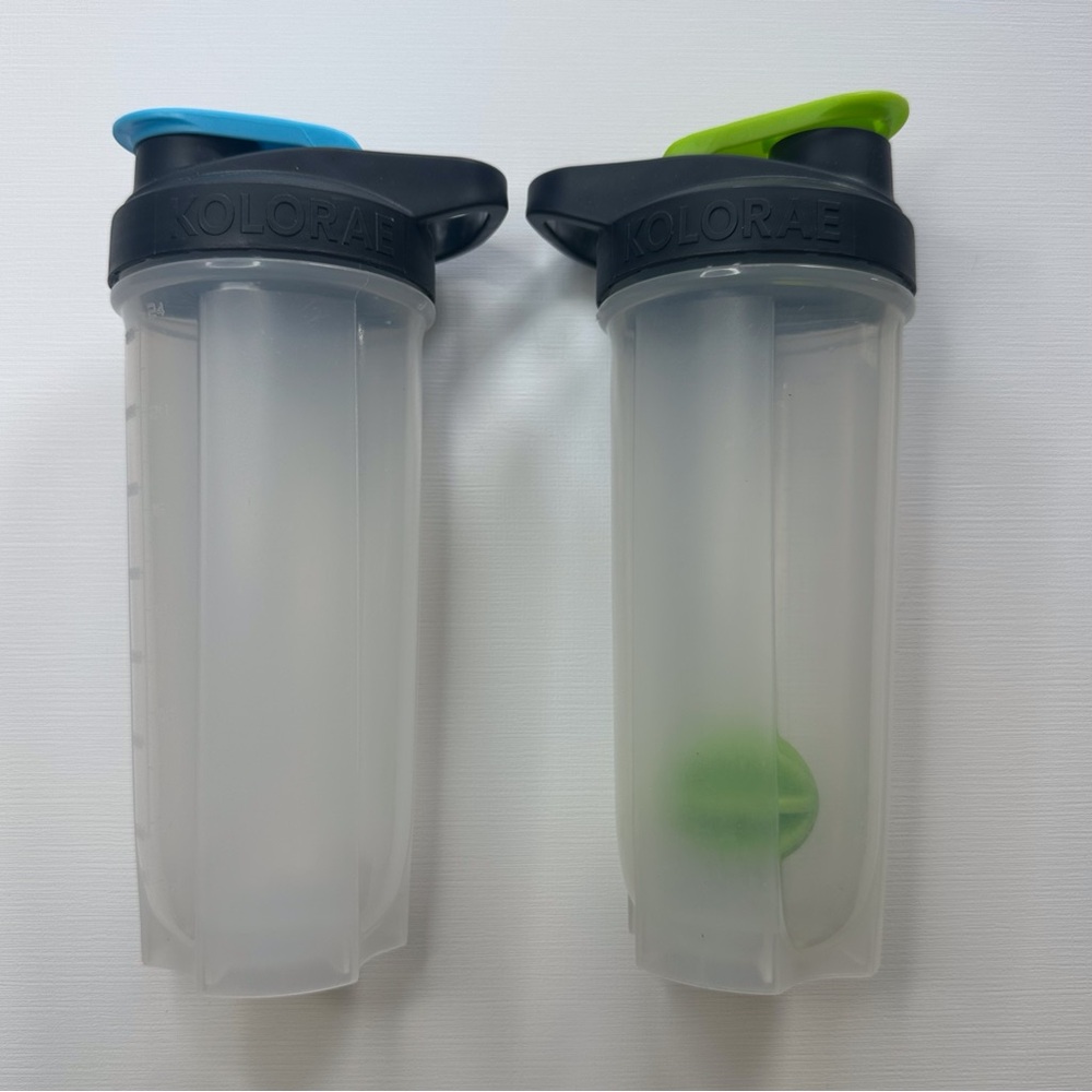 Lot‎ of 2 clear Kolorae shaker cups w/ 1 shaker approx 24 oz blue & green lids